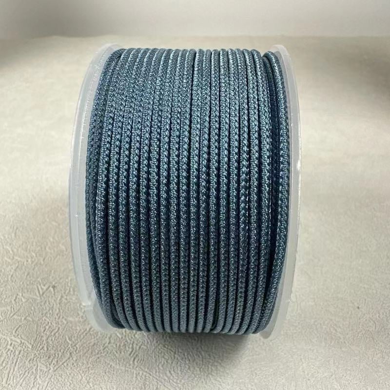 Rankų darbo virvės kaklo papuošalas; medžiaga: virvė; gamybos būdas: rankų audimas; tinkamas pakabui