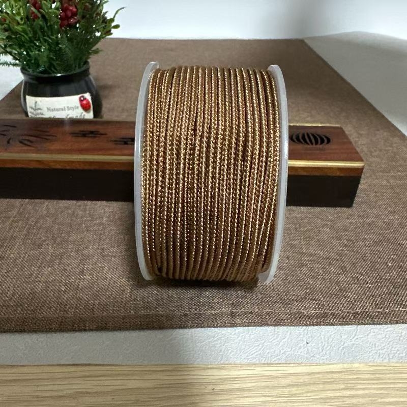 Rankų darbo virvės kaklo papuošalas; medžiaga: virvė; gamybos būdas: rankų audimas; tinkamas pakabui