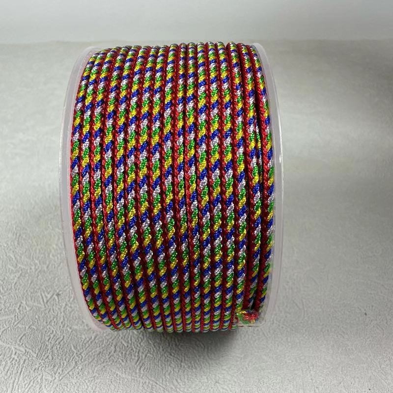 Rankų darbo virvės kaklo papuošalas; medžiaga: virvė; gamybos būdas: rankų audimas; tinkamas pakabui