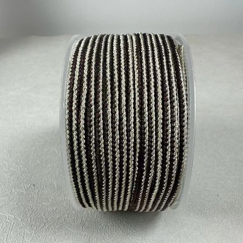 Rankų darbo virvės kaklo papuošalas; medžiaga: virvė; gamybos būdas: rankų audimas; tinkamas pakabui