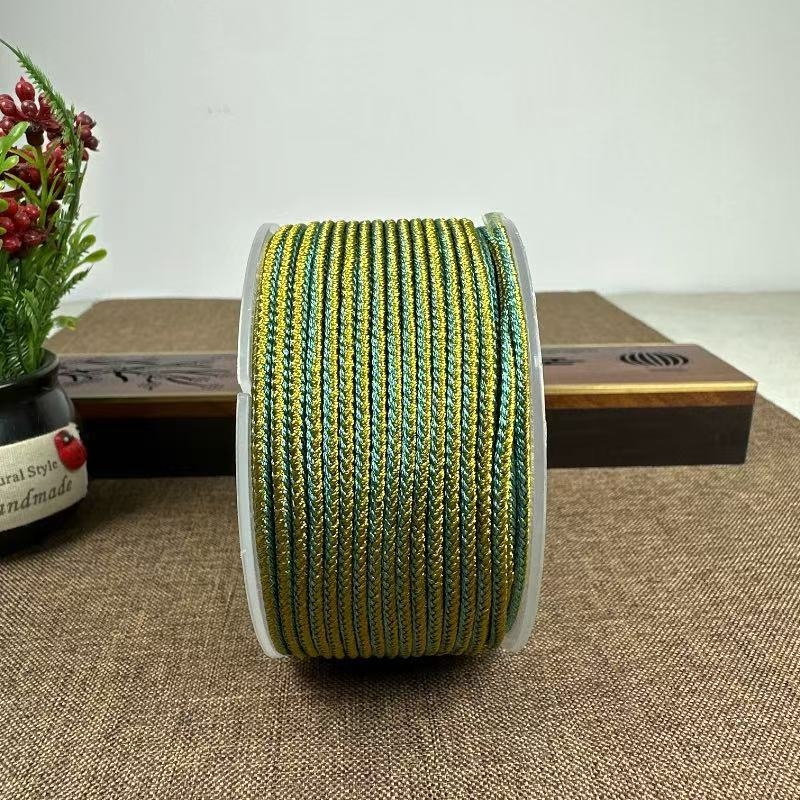 Rankų darbo virvės kaklo papuošalas; medžiaga: virvė; gamybos būdas: rankų audimas; tinkamas pakabui