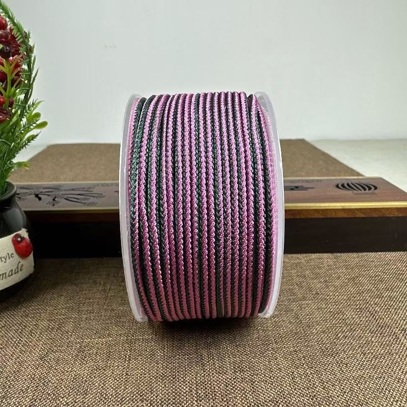 Rankų darbo virvės kaklo papuošalas; medžiaga: virvė; gamybos būdas: rankų audimas; tinkamas pakabui