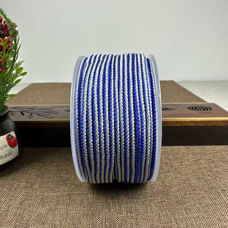 Rankų darbo virvės kaklo papuošalas; medžiaga: virvė; gamybos būdas: rankų audimas; tinkamas pakabui