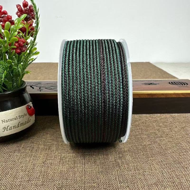 Rankų darbo virvės kaklo papuošalas; medžiaga: virvė; gamybos būdas: rankų audimas; tinkamas pakabui