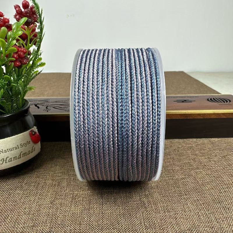 Rankų darbo virvės kaklo papuošalas; medžiaga: virvė; gamybos būdas: rankų audimas; tinkamas pakabui