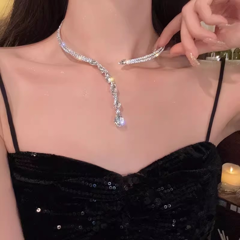 Colier din alloy, lucrat manual, cu lanț box multi-strat, stil lux ușor pentru femei, primăvara 2024