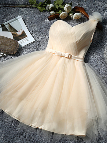 Рокля за шаферки, мек мрежест плат, полиестер 70–80%, без ръкави, деколте тип тръба, талия средна височина, къса пола, текстура на намачкан ефект, есенно издание 2024