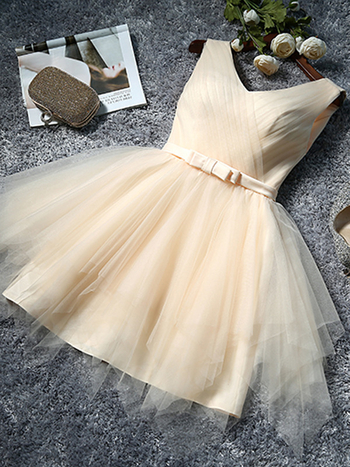 Рокля за шаферки, мек мрежест плат, полиестер 70–80%, без ръкави, деколте тип тръба, талия средна височина, къса пола, текстура на намачкан ефект, есенно издание 2024