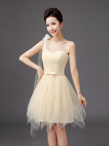 Рокля за шаферки, мек мрежест плат, полиестер 70–80%, без ръкави, деколте тип тръба, талия средна височина, къса пола, текстура на намачкан ефект, есенно издание 2024