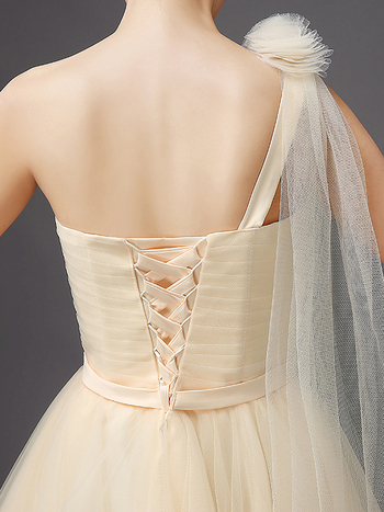 Рокля за шаферки, мек мрежест плат, полиестер 70–80%, без ръкави, деколте тип тръба, талия средна височина, къса пола, текстура на намачкан ефект, есенно издание 2024