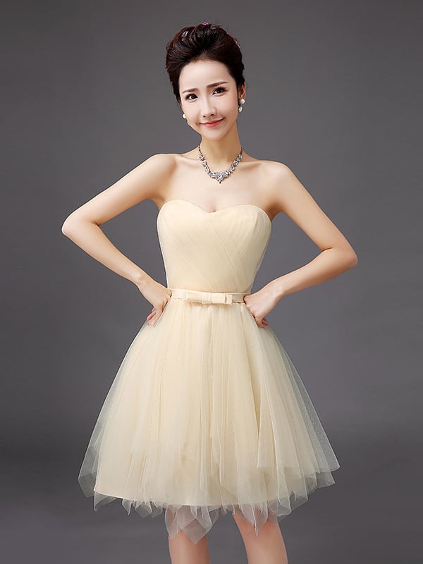 Рокля за шаферки, мек мрежест плат, полиестер 70–80%, без ръкави, деколте тип тръба, талия средна височина, къса пола, текстура на намачкан ефект, есенно издание 2024