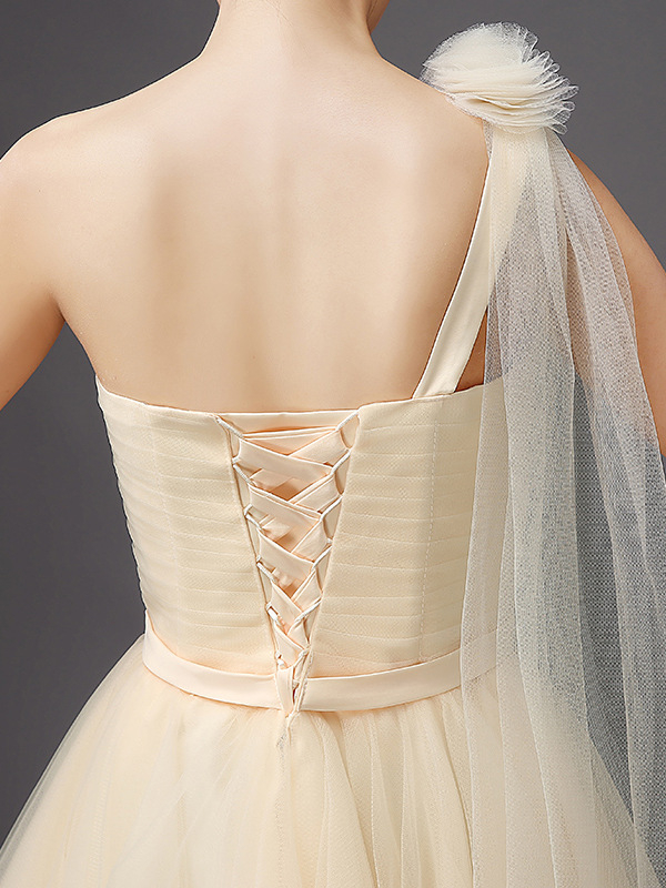 Рокля за шаферки, мек мрежест плат, полиестер 70–80%, без ръкави, деколте тип тръба, талия средна височина, къса пола, текстура на намачкан ефект, есенно издание 2024