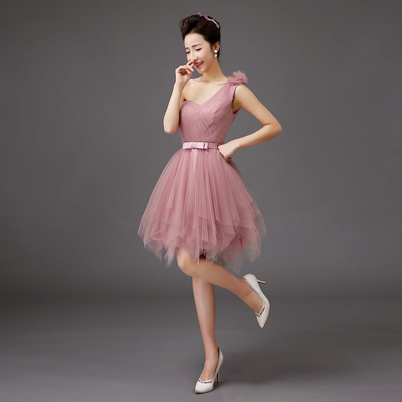 Рокля за шаферки, мек мрежест плат, полиестер 70–80%, без ръкави, деколте тип тръба, талия средна височина, къса пола, текстура на намачкан ефект, есенно издание 2024