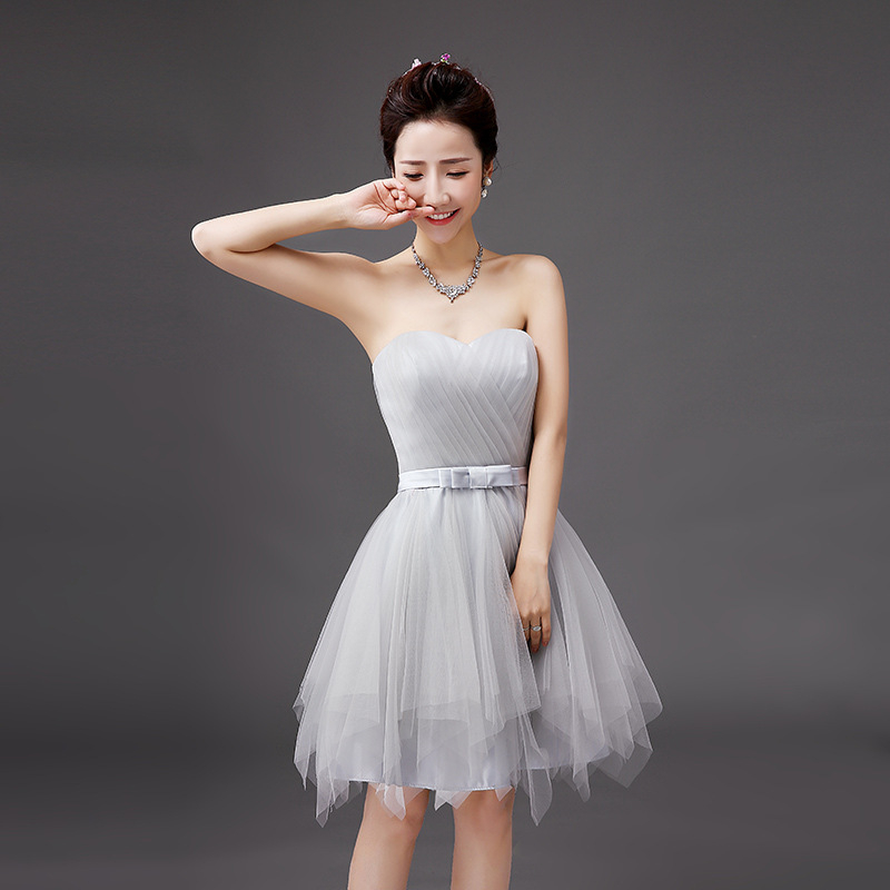 Рокля за шаферки, мек мрежест плат, полиестер 70–80%, без ръкави, деколте тип тръба, талия средна височина, къса пола, текстура на намачкан ефект, есенно издание 2024