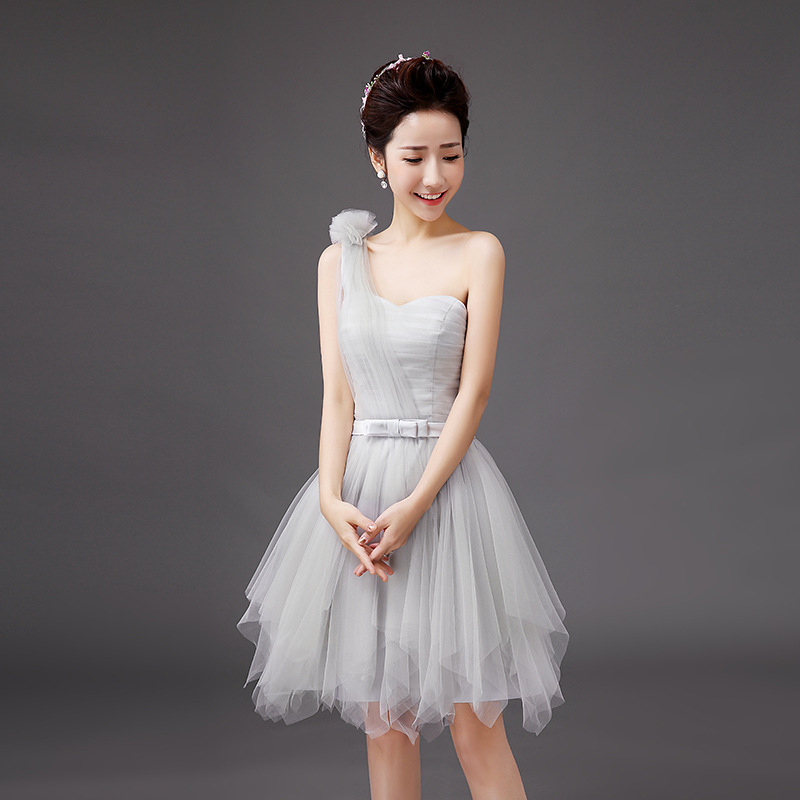 Рокля за шаферки, мек мрежест плат, полиестер 70–80%, без ръкави, деколте тип тръба, талия средна височина, къса пола, текстура на намачкан ефект, есенно издание 2024