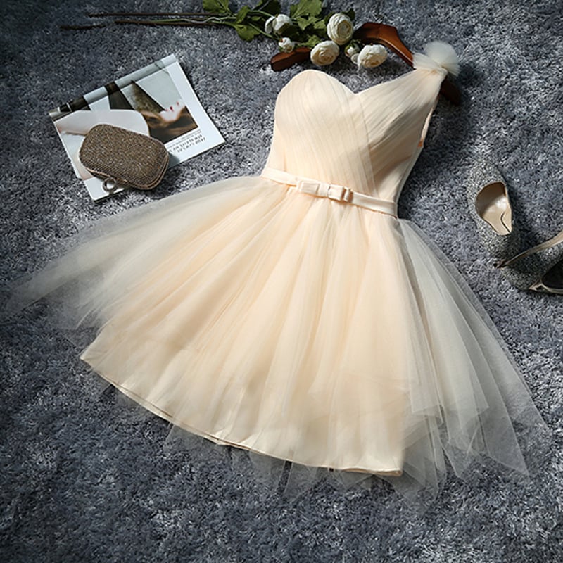 Рокля за шаферки, мек мрежест плат, полиестер 70–80%, без ръкави, деколте тип тръба, талия средна височина, къса пола, текстура на намачкан ефект, есенно издание 2024