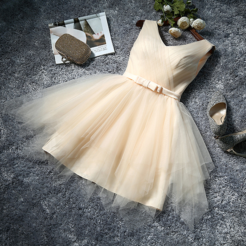 Рокля за шаферки, мек мрежест плат, полиестер 70–80%, без ръкави, деколте тип тръба, талия средна височина, къса пола, текстура на намачкан ефект, есенно издание 2024