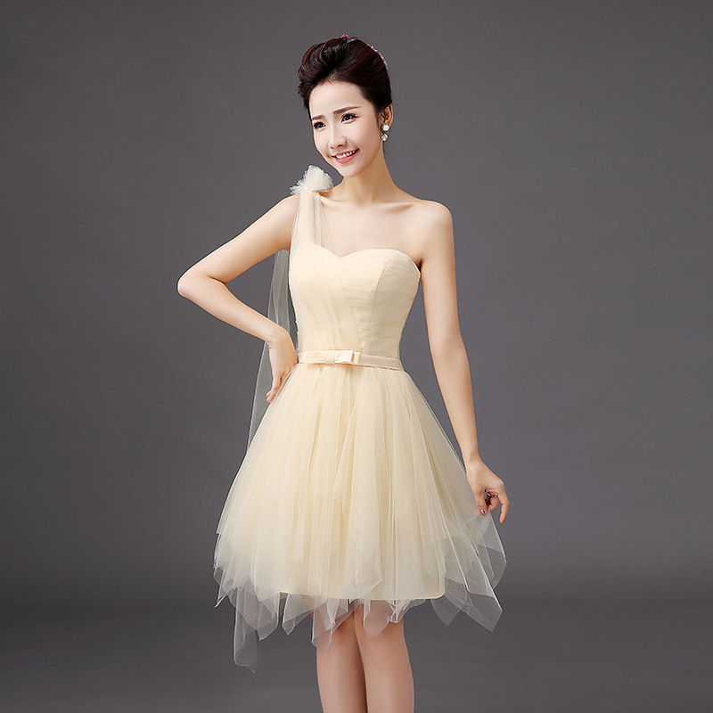 Рокля за шаферки, мек мрежест плат, полиестер 70–80%, без ръкави, деколте тип тръба, талия средна височина, къса пола, текстура на намачкан ефект, есенно издание 2024