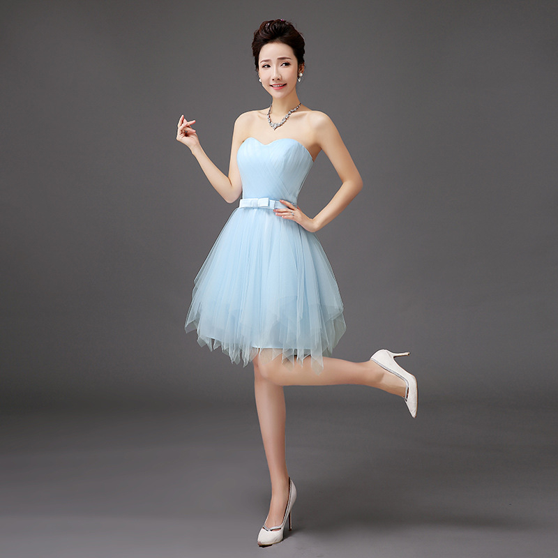 Рокля за шаферки, мек мрежест плат, полиестер 70–80%, без ръкави, деколте тип тръба, талия средна височина, къса пола, текстура на намачкан ефект, есенно издание 2024