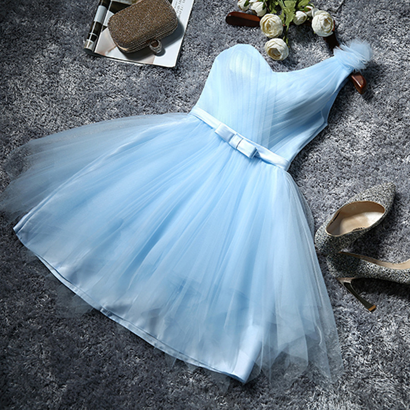 Рокля за шаферки, мек мрежест плат, полиестер 70–80%, без ръкави, деколте тип тръба, талия средна височина, къса пола, текстура на намачкан ефект, есенно издание 2024