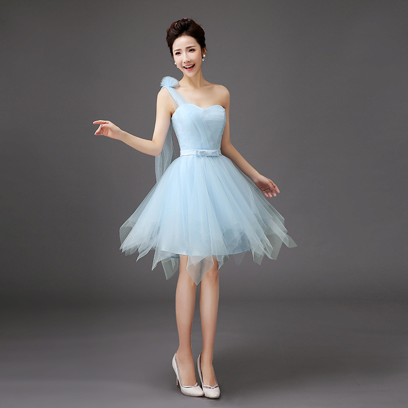 Рокля за шаферки, мек мрежест плат, полиестер 70–80%, без ръкави, деколте тип тръба, талия средна височина, къса пола, текстура на намачкан ефект, есенно издание 2024