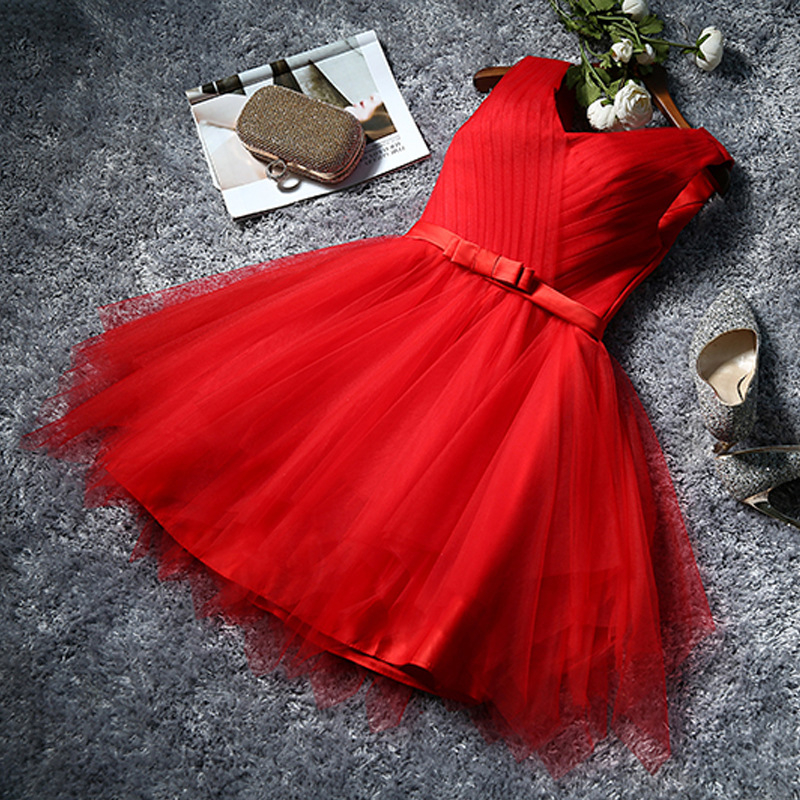 Рокля за шаферки, мек мрежест плат, полиестер 70–80%, без ръкави, деколте тип тръба, талия средна височина, къса пола, текстура на намачкан ефект, есенно издание 2024