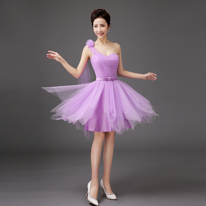 Рокля за шаферки, мек мрежест плат, полиестер 70–80%, без ръкави, деколте тип тръба, талия средна височина, къса пола, текстура на намачкан ефект, есенно издание 2024