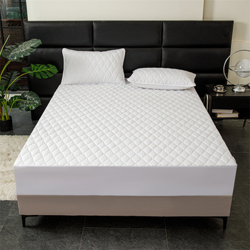 Vodootporan set plahte s elastičnim rubom, kemijska vlakna, šivanje quilt, reakcijsko ispisivanje i bojanje, uzorci: geometrijski i cvjetni, težina 1000–1500 g, moderni minimalistički stil