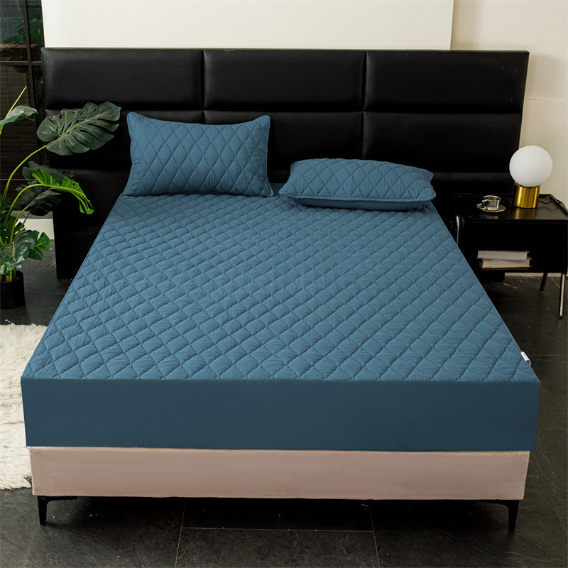 Vodootporan set plahte s elastičnim rubom, kemijska vlakna, šivanje quilt, reakcijsko ispisivanje i bojanje, uzorci: geometrijski i cvjetni, težina 1000–1500 g, moderni minimalistički stil