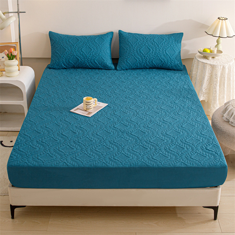 Vodootporan set plahte s elastičnim rubom, kemijska vlakna, šivanje quilt, reakcijsko ispisivanje i bojanje, uzorci: geometrijski i cvjetni, težina 1000–1500 g, moderni minimalistički stil