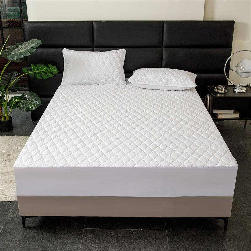 Vodootporan set plahte s elastičnim rubom, kemijska vlakna, šivanje quilt, reakcijsko ispisivanje i bojanje, uzorci: geometrijski i cvjetni, težina 1000–1500 g, moderni minimalistički stil