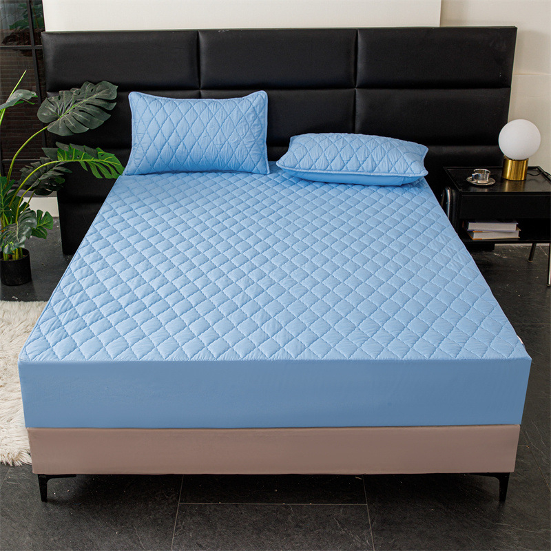 Vodootporan set plahte s elastičnim rubom, kemijska vlakna, šivanje quilt, reakcijsko ispisivanje i bojanje, uzorci: geometrijski i cvjetni, težina 1000–1500 g, moderni minimalistički stil
