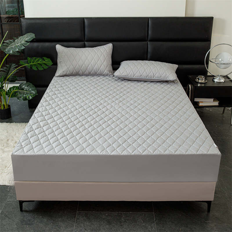 Vodootporan set plahte s elastičnim rubom, kemijska vlakna, šivanje quilt, reakcijsko ispisivanje i bojanje, uzorci: geometrijski i cvjetni, težina 1000–1500 g, moderni minimalistički stil