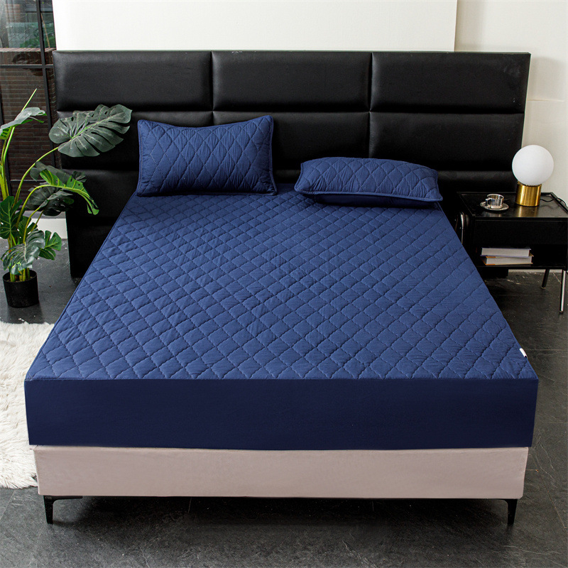 Vodootporan set plahte s elastičnim rubom, kemijska vlakna, šivanje quilt, reakcijsko ispisivanje i bojanje, uzorci: geometrijski i cvjetni, težina 1000–1500 g, moderni minimalistički stil