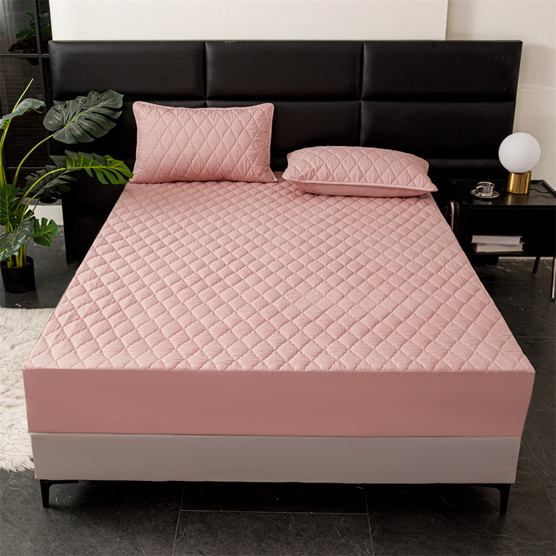 Vodootporan set plahte s elastičnim rubom, kemijska vlakna, šivanje quilt, reakcijsko ispisivanje i bojanje, uzorci: geometrijski i cvjetni, težina 1000–1500 g, moderni minimalistički stil