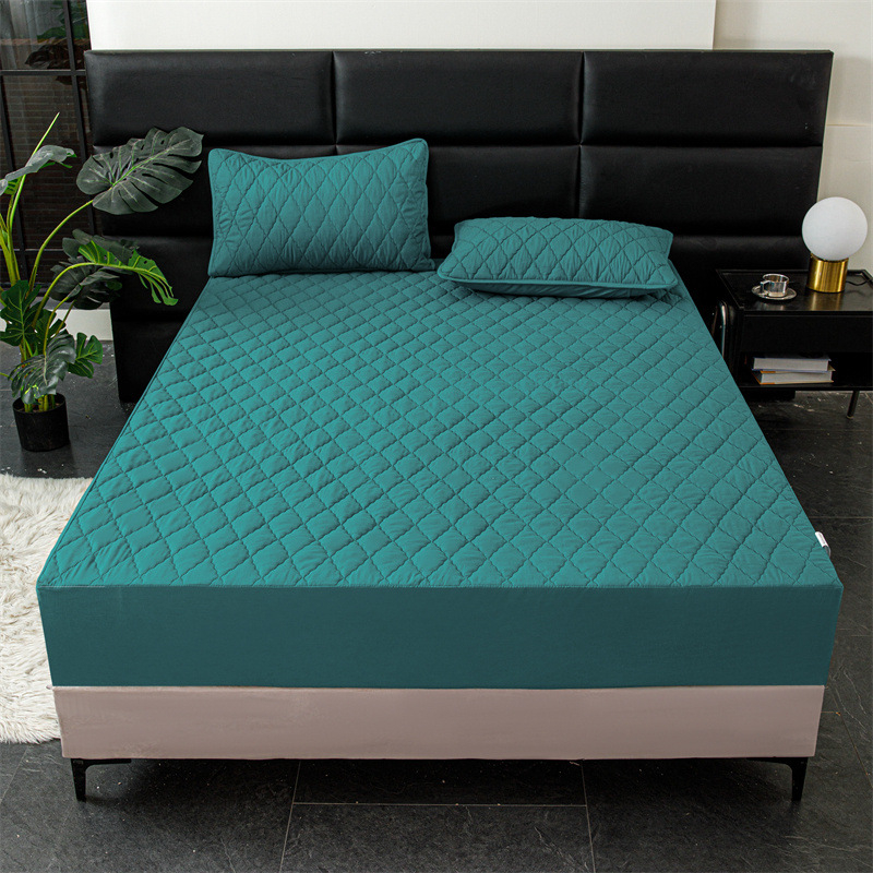 Vodootporan set plahte s elastičnim rubom, kemijska vlakna, šivanje quilt, reakcijsko ispisivanje i bojanje, uzorci: geometrijski i cvjetni, težina 1000–1500 g, moderni minimalistički stil