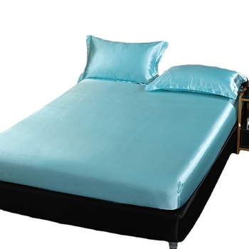 Fitted sheet od sintetičkog satena, prešivana tkanina, reaktivno bojanje, težina 1500–2000 g, moderni minimalistički stil