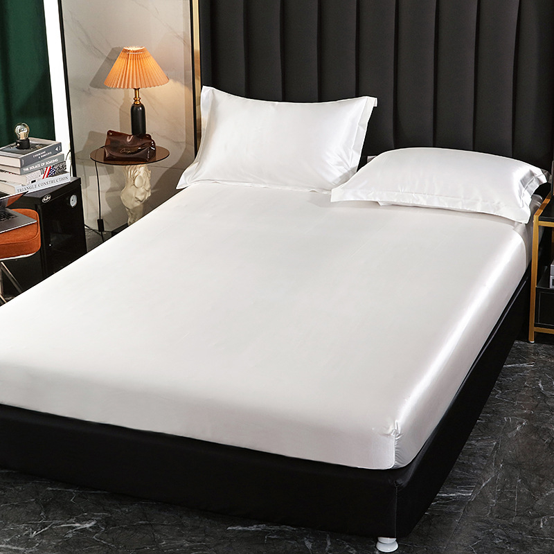 Fitted sheet od sintetičkog satena, prešivana tkanina, reaktivno bojanje, težina 1500–2000 g, moderni minimalistički stil