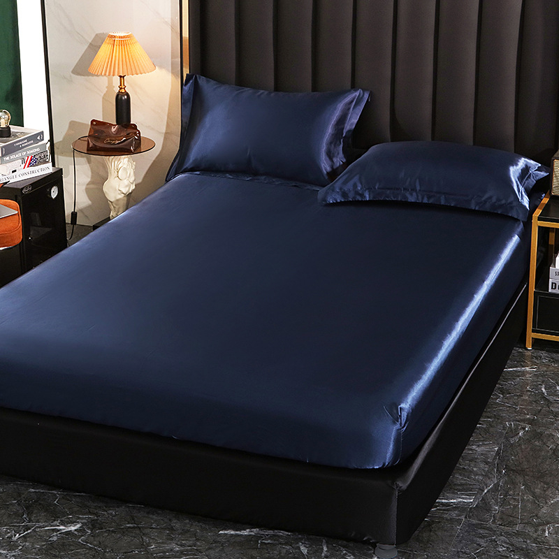 Fitted sheet od sintetičkog satena, prešivana tkanina, reaktivno bojanje, težina 1500–2000 g, moderni minimalistički stil