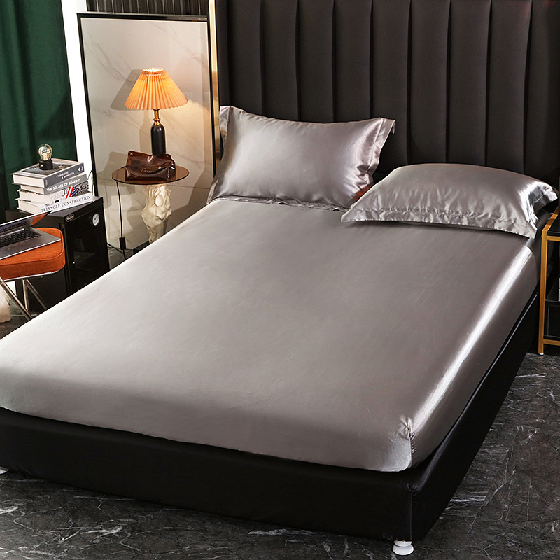 Fitted sheet od sintetičkog satena, prešivana tkanina, reaktivno bojanje, težina 1500–2000 g, moderni minimalistički stil