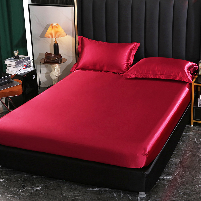 Fitted sheet od sintetičkog satena, prešivana tkanina, reaktivno bojanje, težina 1500–2000 g, moderni minimalistički stil