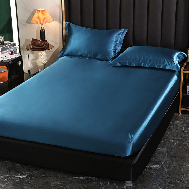 Fitted sheet od sintetičkog satena, prešivana tkanina, reaktivno bojanje, težina 1500–2000 g, moderni minimalistički stil