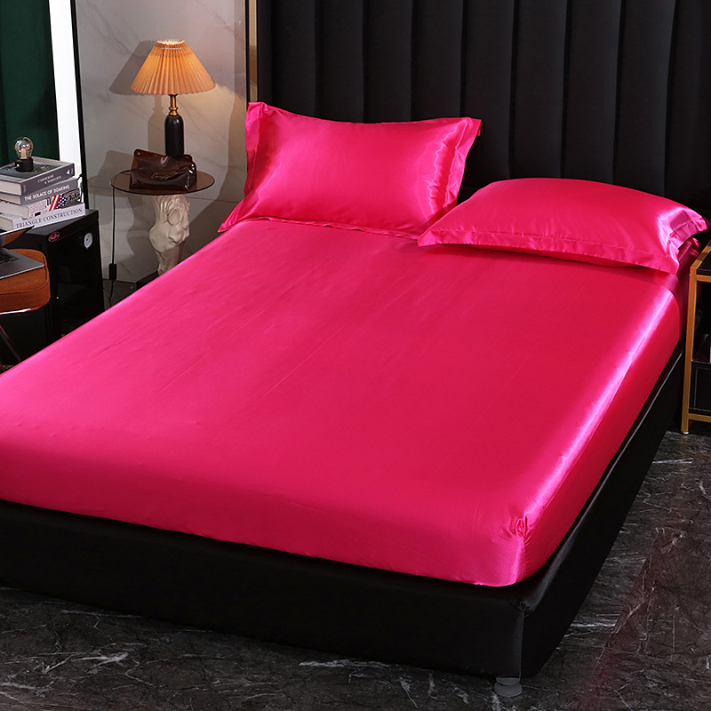 Fitted sheet od sintetičkog satena, prešivana tkanina, reaktivno bojanje, težina 1500–2000 g, moderni minimalistički stil
