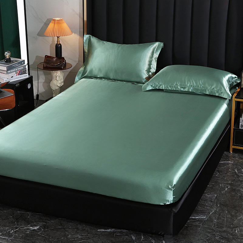 Fitted sheet od sintetičkog satena, prešivana tkanina, reaktivno bojanje, težina 1500–2000 g, moderni minimalistički stil