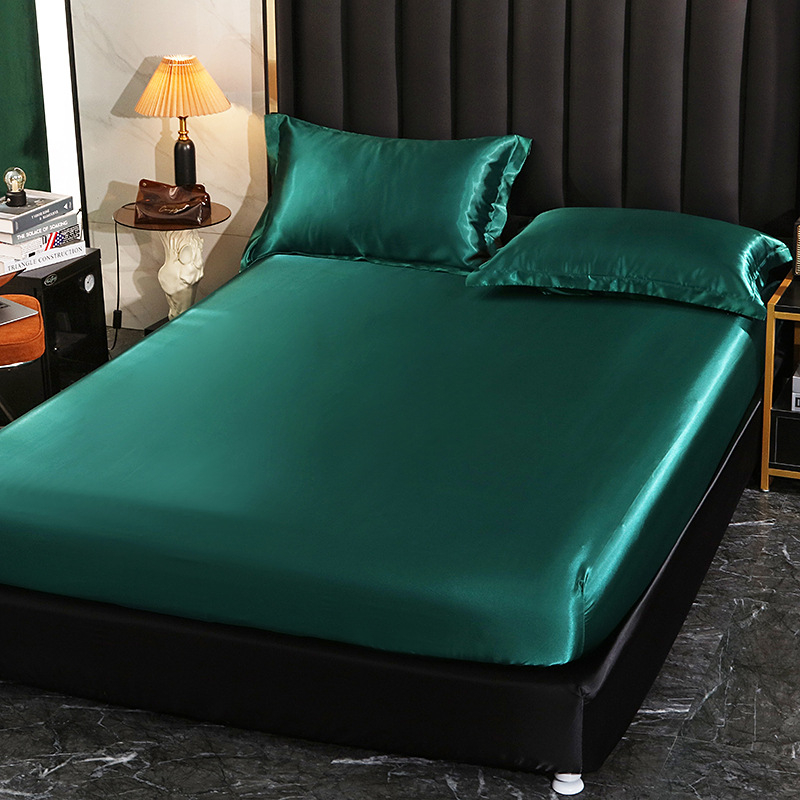 Fitted sheet od sintetičkog satena, prešivana tkanina, reaktivno bojanje, težina 1500–2000 g, moderni minimalistički stil