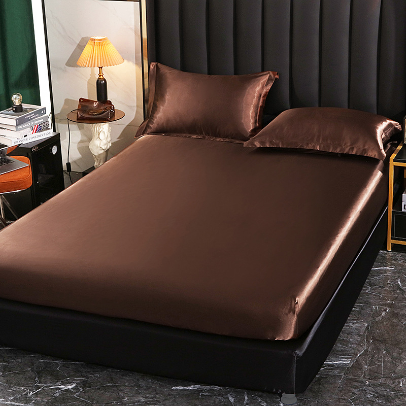 Fitted sheet od sintetičkog satena, prešivana tkanina, reaktivno bojanje, težina 1500–2000 g, moderni minimalistički stil