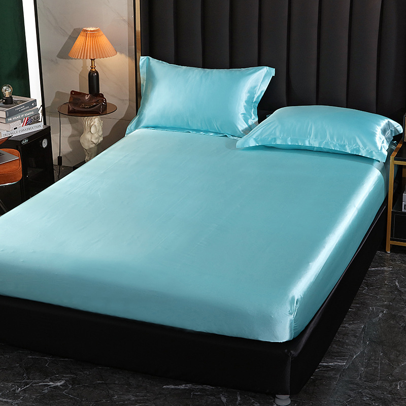 Fitted sheet od sintetičkog satena, prešivana tkanina, reaktivno bojanje, težina 1500–2000 g, moderni minimalistički stil