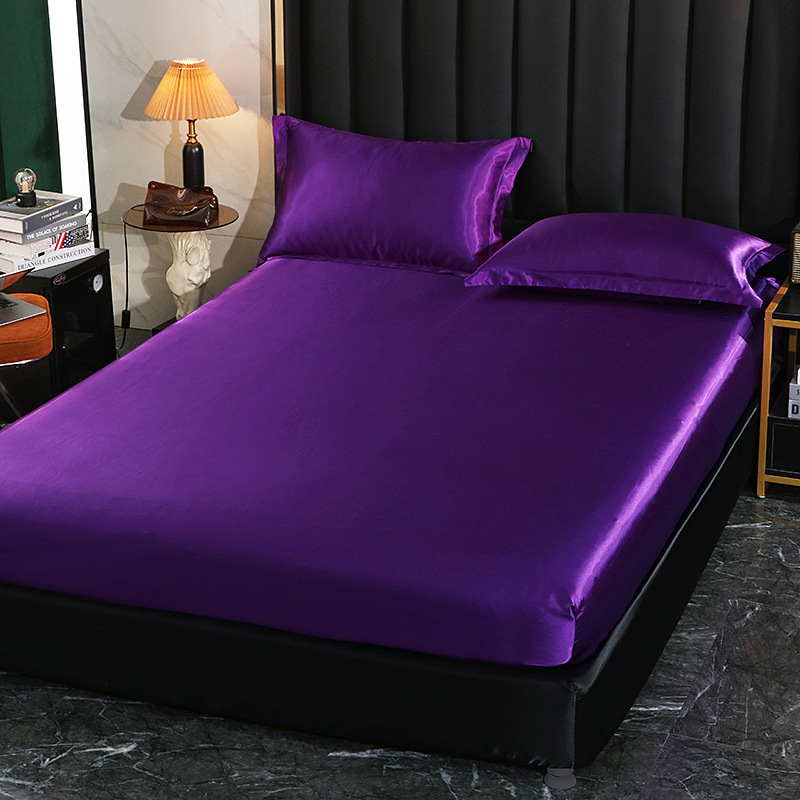 Fitted sheet od sintetičkog satena, prešivana tkanina, reaktivno bojanje, težina 1500–2000 g, moderni minimalistički stil