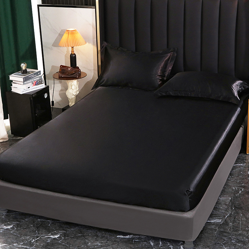 Fitted sheet od sintetičkog satena, prešivana tkanina, reaktivno bojanje, težina 1500–2000 g, moderni minimalistički stil