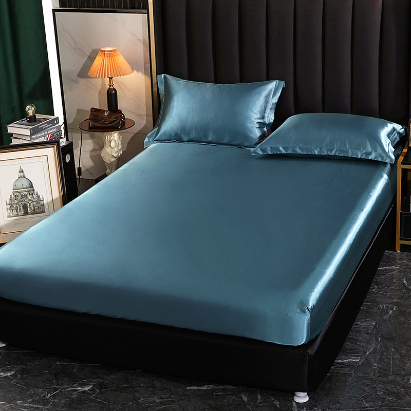 Fitted sheet od sintetičkog satena, prešivana tkanina, reaktivno bojanje, težina 1500–2000 g, moderni minimalistički stil
